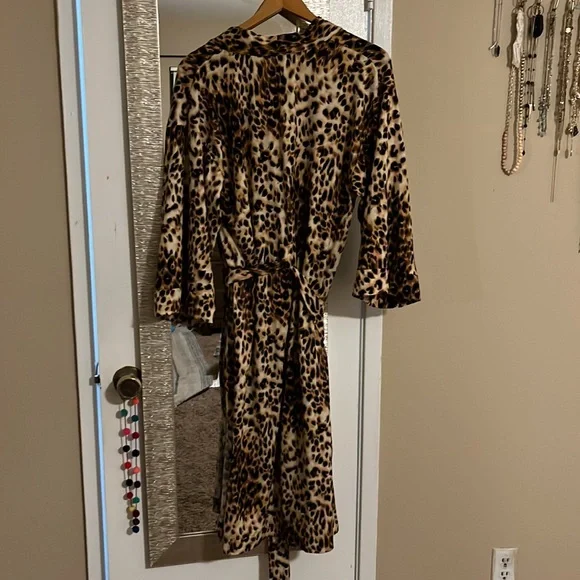 Banded Short Robe In Bronzed
Leopard - Picture 3 of 3